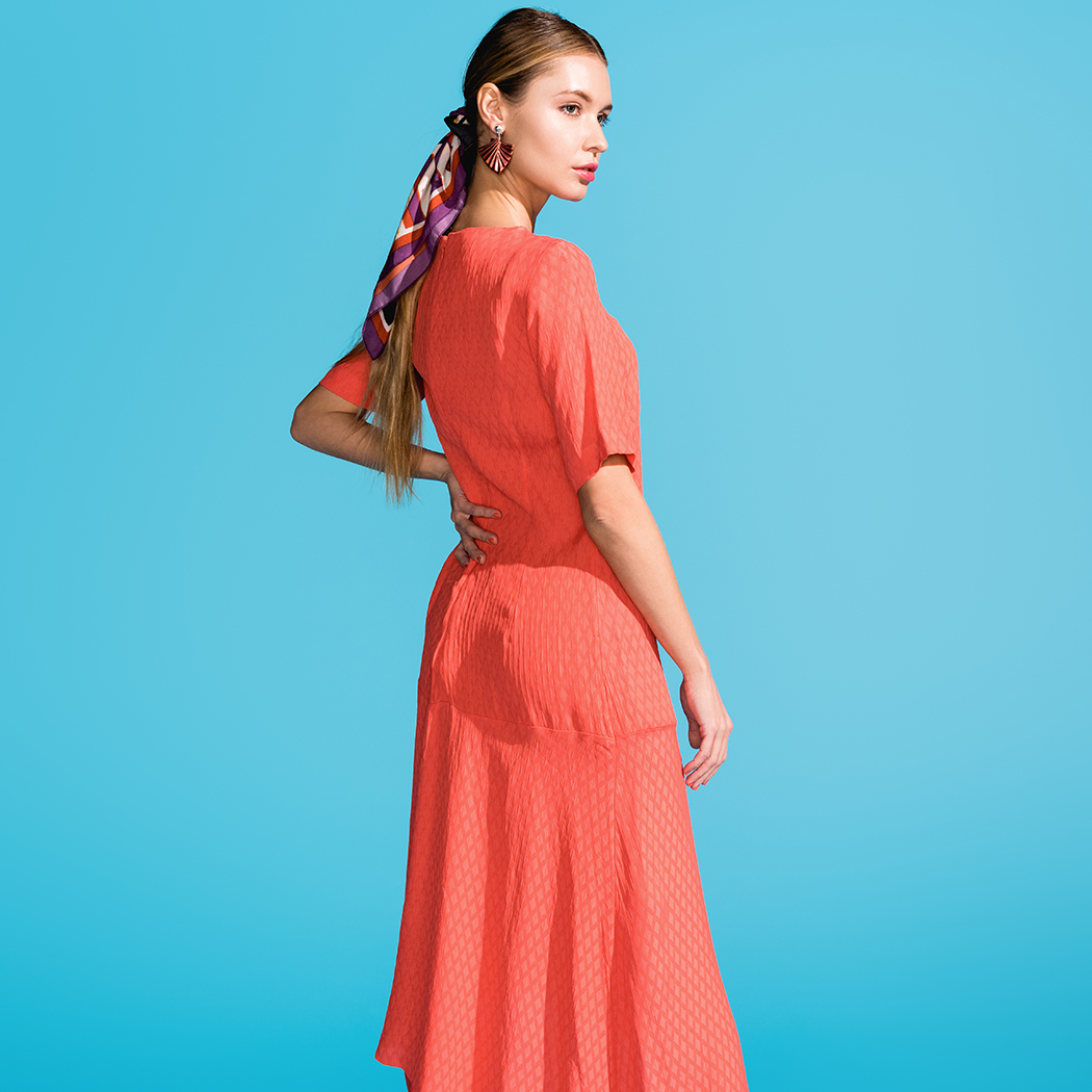 Kolor koralowy - z czym łączyć modną koralową czerwień? Jak ją nosić? Odkryj koral w stylizacjach!